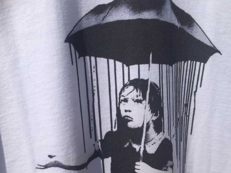 Banksy バンクシー　ステンシルアート　グラフィティーTシャツ、S/S Tee from UK