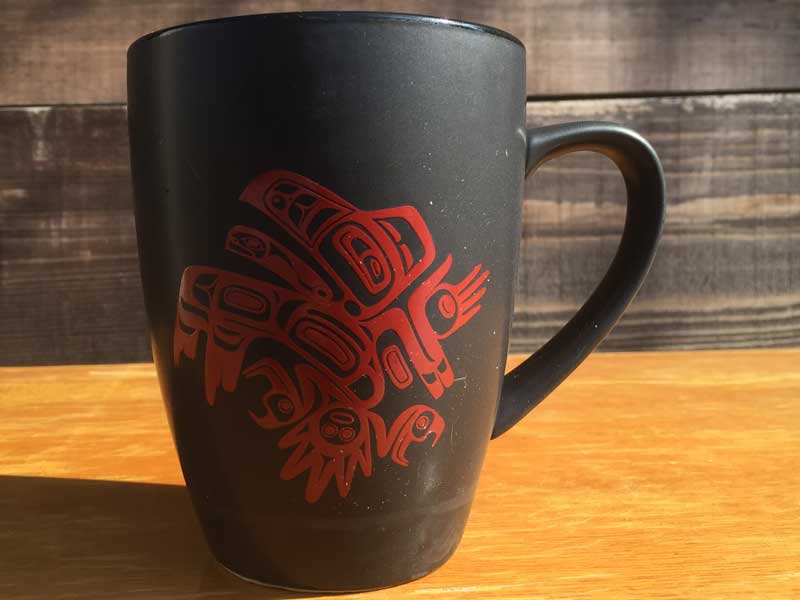 新品 カナダ・インディアン ハイダ族のプリントが入った陶器製のマグカップ 艶消し黒