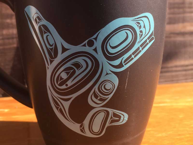 新品 カナダ・インディアン ハイダ族のプリントが入った陶器製のマグカップ 艶消し黒