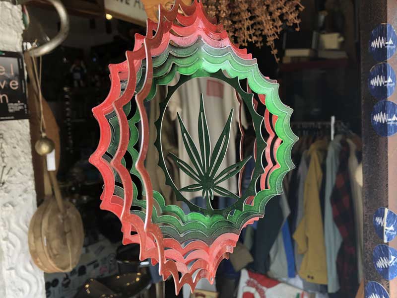 Wind Spinner 8 inch Hemp Leaf、視覚効果抜群な自然の恵み雑貨　ヘンプ柄 デザイン　ウィンドスピナー