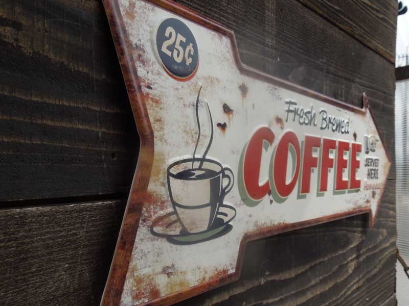 Vi@AeB[NH uL̃R[q[̖^ŔAFresh Brewd Coffee Served Here Arrow Sign