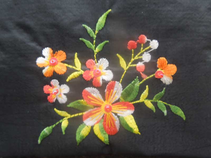 新品　ベトナムの花刺繍の入ったアオザイ デザインのポーチ