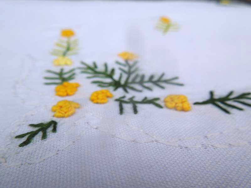 新品　ベトナムの花の刺繍が入ったハンカチ