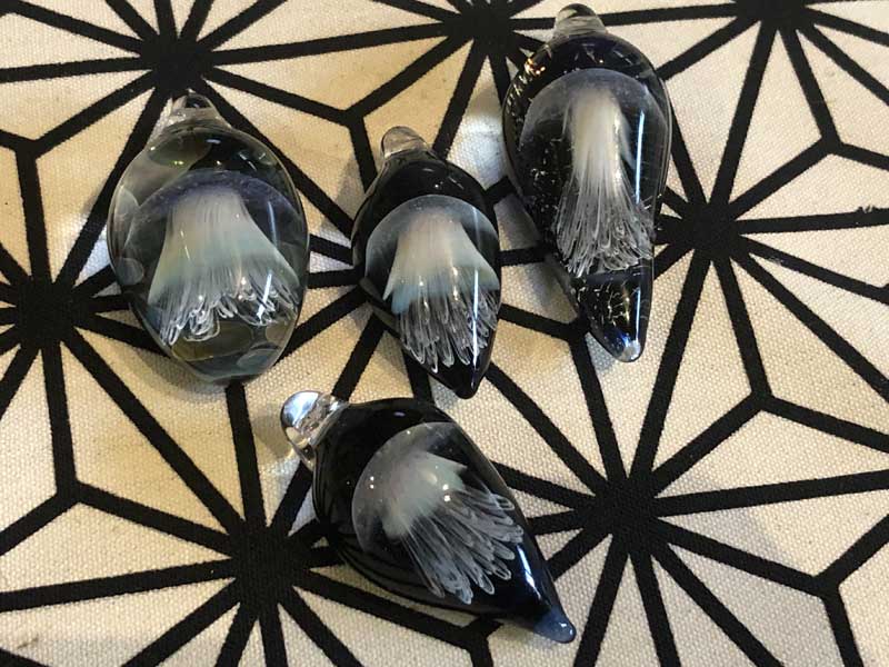 麻覇王 マホオ Pyrex Glass を使用したアートガラスのアクセサリー、ペンダント、ネックレス