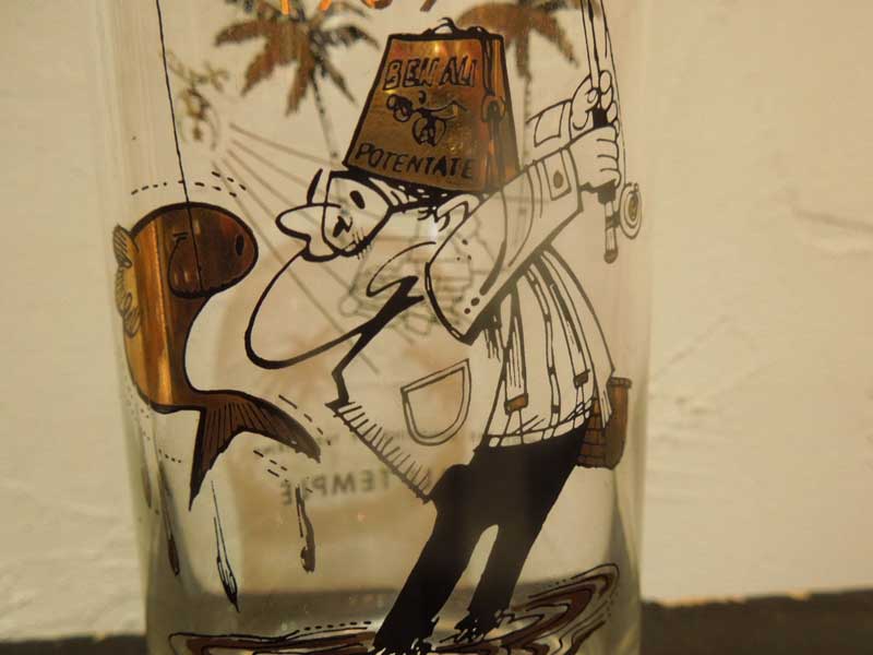 Antique 1969年製 フリーメーソンのFez Hatを被って釣りをする男のプリントが入ったグラス、シュライン