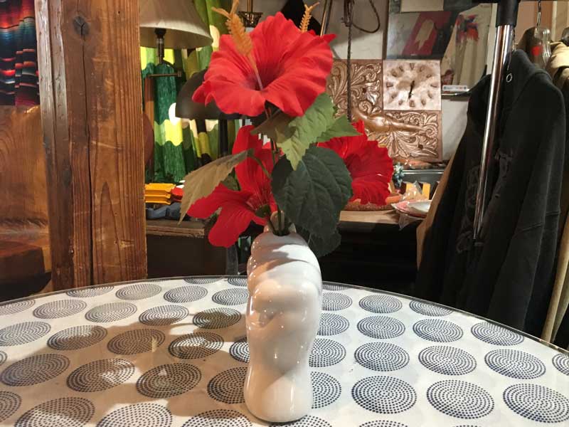 Vintage Used Hand Vase、陶器製の手の花瓶、手の一輪挿し　造花付き