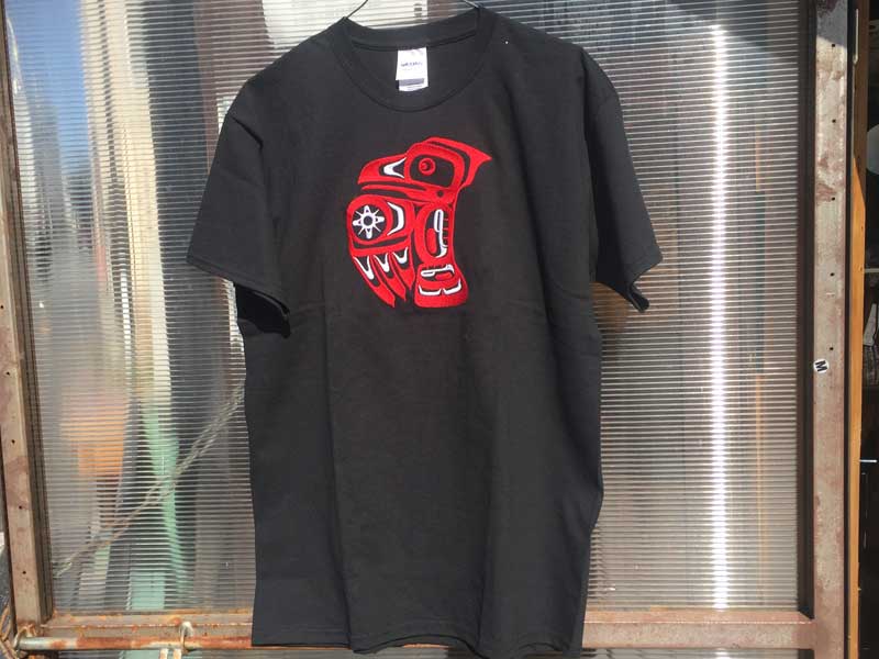 新品　カナダ　ネイティブ・アメリカン ハイダ族のアートワークが刺繍された半袖Tシャツ、Haida S/S Tee