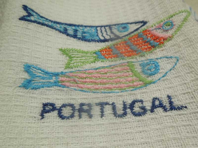 新品 ポルトガル製 サルディーニャ（いわし）の刺繍が入ったキッチンタオル Blue
