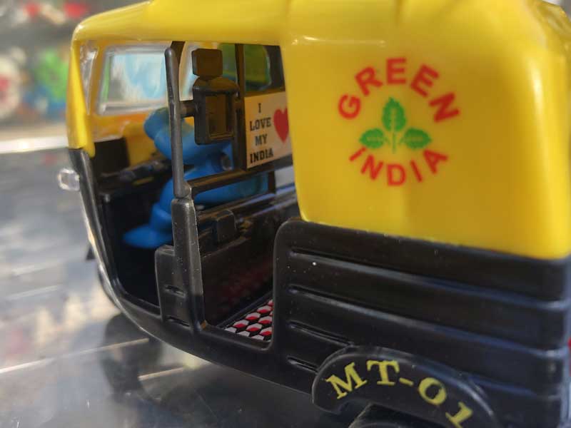 インドの走るミニカー　運転手付き 3輪タクシー オートリクシャ、トゥクトゥク ブリスターパック 