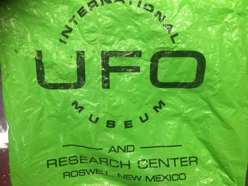 UFOD̐n New Mexico Roswell UFO MuseumUFOG݁AYEFG