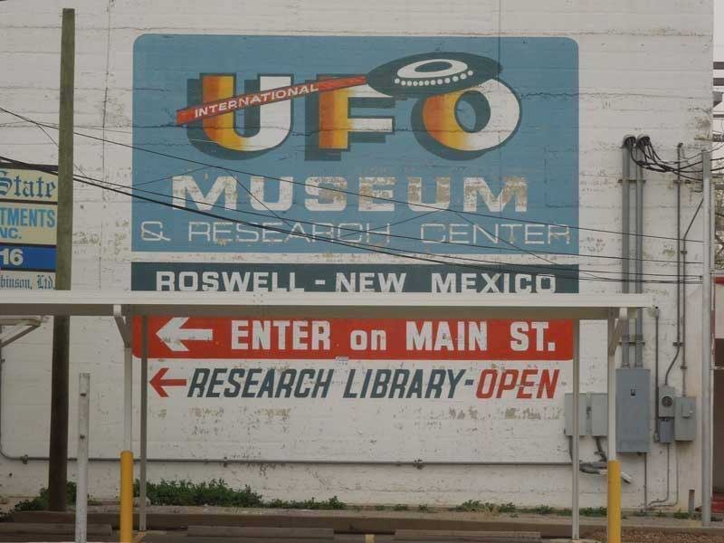 UFOD̐n New Mexico Roswell UFO MuseumUFOG݁AYEFG