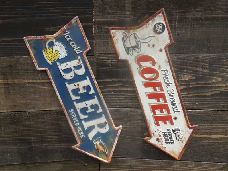 新品　アンティーク加工 ブリキ製のビールの矢印型看板、Ice Cold Beer Served Here Arrow Sign