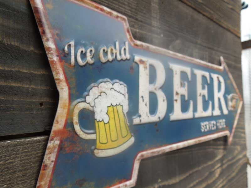 新品　アンティーク加工 ブリキ製のビールの矢印型看板、Ice Cold Beer Served Here Arrow Sign